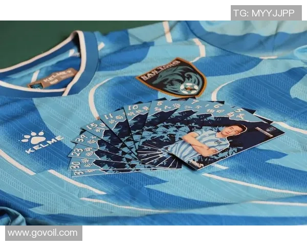 如何绘制一张独特的小学生足球球星卡并赋予其个性化设计技巧